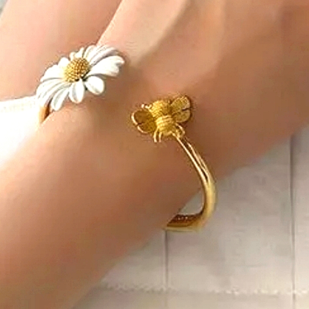 NWT DAISY AND BEE HINGED GOLD BANGLE BRACELET. CUFF